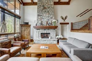 Refined 5 BR Private Home with Private Hot Tub