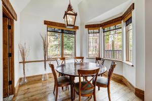 Refined 5 BR Private Home with Private Hot Tub