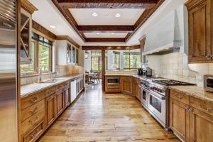 Refined 5 BR Private Home with Private Hot Tub