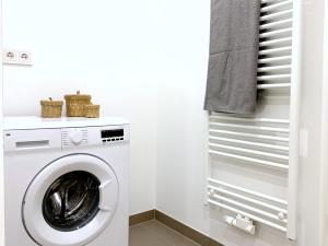 Moderne Ferienwohnung mit bodentiefer Dusche, Waschmaschine und Küche - "Hoffi"