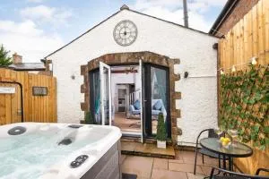 Beautiful 2-Bed Cottage in Brampton - Newby
