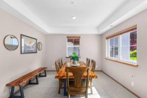 Romannas all-season getaway at Icicle Village with pool and hot tub