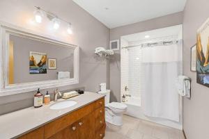 Romannas all-season getaway at Icicle Village with pool and hot tub