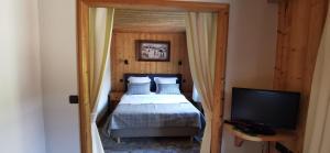 Hotels Hotel-Chalet Les Ecureuils Jardin, Piscine, Sauna : photos des chambres