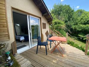 Maisons d'hotes la chambre d hotes de marie independante et sa terrasse avec vue panoramique proche alpes mancelles : photos des chambres