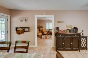 The Winehouse Rental in Muenster Near Wineries!