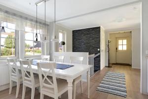 Guestly Homes - 4BR Villa with 2 Showers