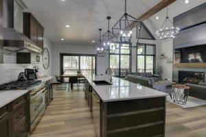 Luxurious Lead Vacation Rental with Private Hot Tub!