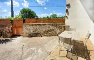 Maisons de vacances Beautiful Home In Champoly With Wifi And 4 Bedrooms : photos des chambres