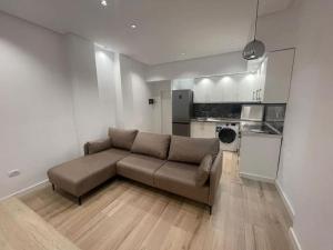 Alles Komuna Parisit modern apartment