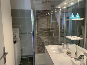 3 pièces climatisé avec terrasse, parking privé, à 100m de la plage, 7 couchages - FR-1-307-148
