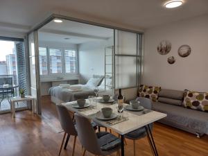 Kopers door Apartment