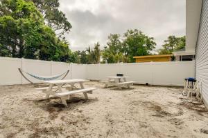 Walk to Atlantic Beach: Family Gem w Fenced Yard