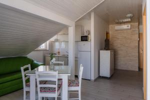 Apartments with parking space Vir - 21494