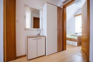 Holiday home in Adlesici - Dolenjska & Bela krajina Unter- & Weißkrain 44970 