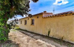 Maisons de vacances Stunning Home In Grans With Wifi And 3 Bedrooms : photos des chambres