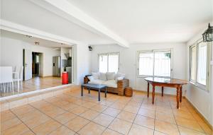 Maisons de vacances Stunning Home In Grans With Wifi And 3 Bedrooms : Maison de Vacances 3 Chambres 