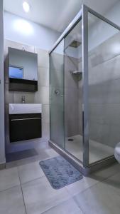 Riviera Home - New 2BR Condo w. big Pool & Jacuzzi