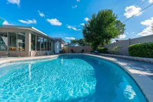 Grand Pool Villa Minutes to the Beach! Sleeps 8! - Boynton Beach