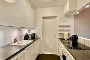 Beautiful 2 bedroom & Free parking