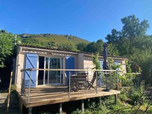 Jolie maisonnette avec terrasse vu sur la piscine et jardin