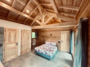 Auberges Gite Chalet La Vie Sauvage : Chambre Double avec Balcon