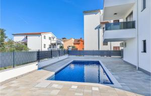 Stunning Apartment In Okrug Gornji