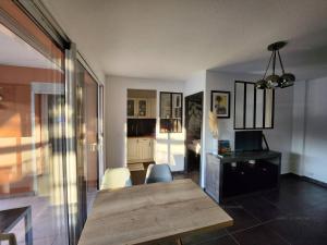 T3 rénové 49m², centre-ville Cavalaire-sur-Mer, plages à pied, clim, terrasse, parking sous-sol - FR-1-100-278