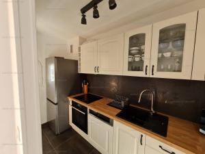 T3 rénové 49m², centre-ville Cavalaire-sur-Mer, plages à pied, clim, terrasse, parking sous-sol - FR-1-100-278