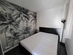T3 rénové 49m², centre-ville Cavalaire-sur-Mer, plages à pied, clim, terrasse, parking sous-sol - FR-1-100-278