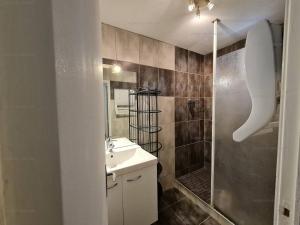 T3 rénové 49m², centre-ville Cavalaire-sur-Mer, plages à pied, clim, terrasse, parking sous-sol - FR-1-100-278