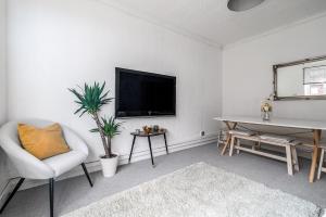 Astonishing Two Bedroom Apartment in Nelson