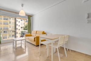 City apartment with pool by Costarentals - Ref 216