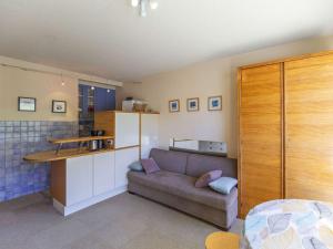 Studio cabine 6 personnes au pied des pistes à Gourette, séjour avec balcon, parking - FR-1-400-117