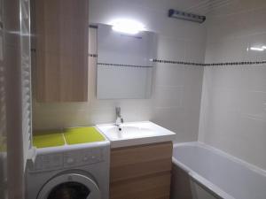 Studio cabine 6 personnes au pied des pistes à Gourette, séjour avec balcon, parking - FR-1-400-117