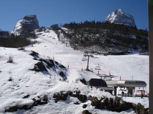 Studio cabine 6 personnes au pied des pistes à Gourette, séjour avec balcon, parking - FR-1-400-117