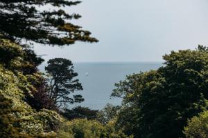 Maenporth Road, Falmouth, TR11 5HT, England.