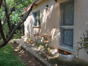 Camera indipendente con bagno immersa nel verde