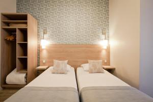 Hotels Hotel du Dauphin : Chambre Double ou Lits Jumeaux avec Balcon