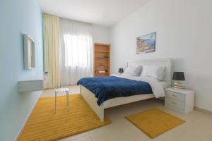 LOVELY 3 Bedroom Apartment Beach Front (City View)