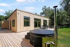 Luxurious Wooden House In Idyllic Surroundings - Vinderød