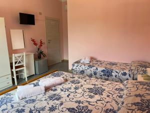 Deluxe Room (2 Adults + 1 Child)