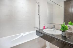 SPACIOUS 3 Bedroom Apartm Beach Front (Side View)