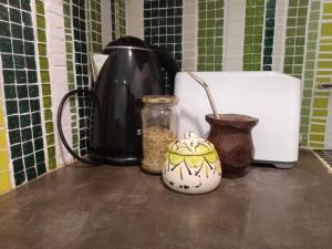 casita moderna frente al bosque