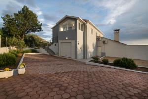 Mountain House Kajko with pool & free parking on site