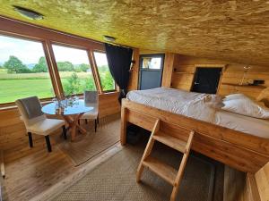 B&B / Chambres d'hotes LOGIS LAS CROZAS La Poupe : Chalet 1 Chambre