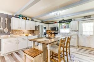 Charming St James Home Near Maramec Spring Park!