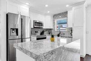 Spacious 5 Bedrooms with Large Pool, 12 minutes to the Ocean