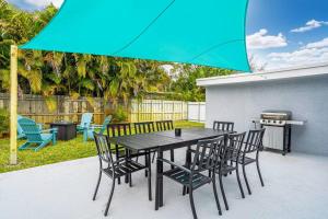 Spacious 5 Bedrooms with Large Pool, 12 minutes to the Ocean