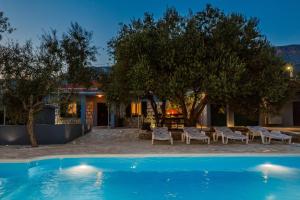 Luxury villa complex Pendolino, with heated pool and jacuzzi 